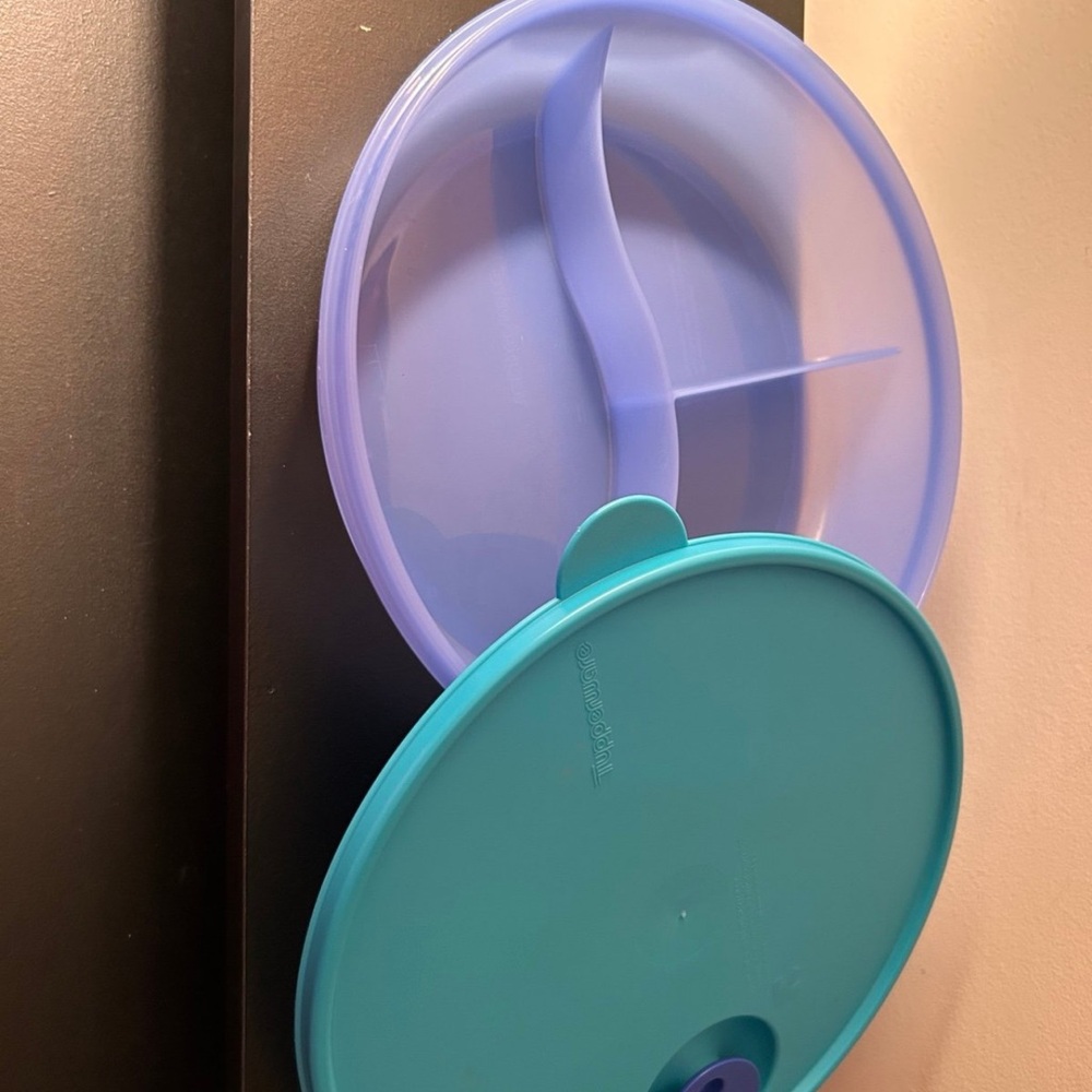 Large divided Tupperware with vented lid
